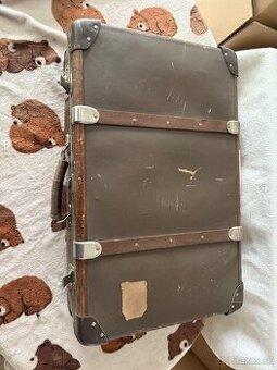 Starý retro kufor – pevná konštrukcia, vintage dekorácia