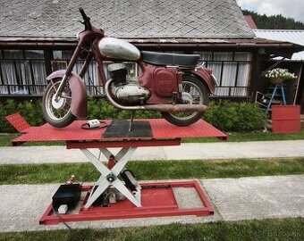 Elekrohydraulicky motocyklovy zdvihak