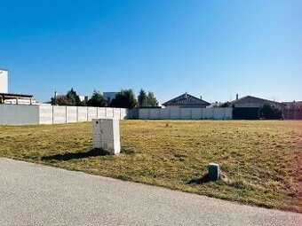 Exkluzívne na  predaj stavebný pozemok 1006 m2, Jazerná ulic