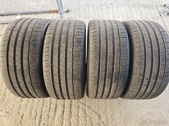285/40R22