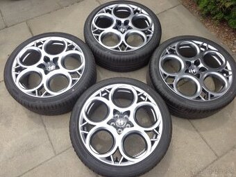 Alfa Romeo Tonale nova original letna sada kolies R20