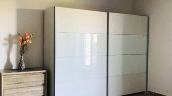 Pokojné bývanie pri lese a jazere – 1-izbový apartmán v Rezi