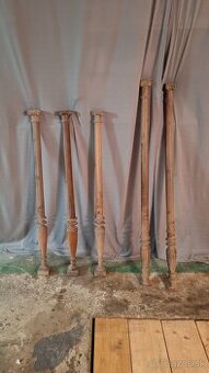 Starožitné stĺpiky zo starých skríň