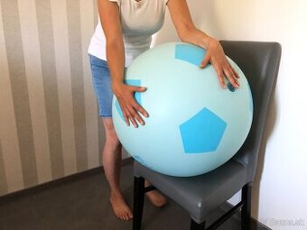 Balón - futbalová lopta.