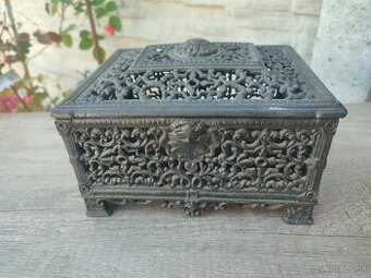 Krásná kovová truhlica 85€