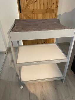 Prebaľovací pult s koliečkami