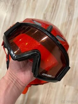 Lyžiarska prilba s okuluermi