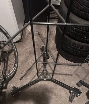 Kovový stojan na kolieskach