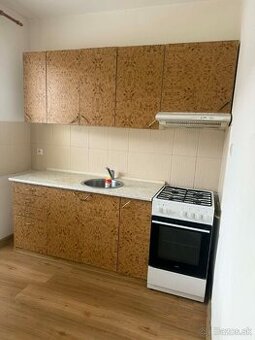 kuchynská linka, sporák, digestor