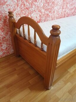 Posteľ s úložným priestorom