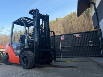 Vysokozdvižný vozík Toyota 8FDF25 s nosnosťou 2,5 tony.