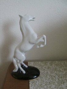 ROYAL DUX: soška Biely kôň