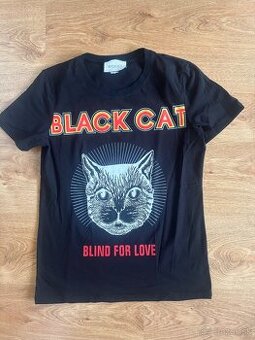 tricko s mackou znackove