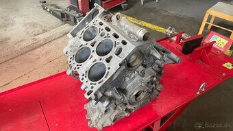 Blok motora W8 na stôl z Passat 4.0i 202kw