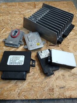 Mercedes benz - jednotky radaru , zesilovač Kardon atd