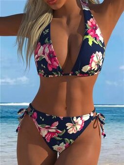 Dvojdielne plavky  s kvetmi. XL/42