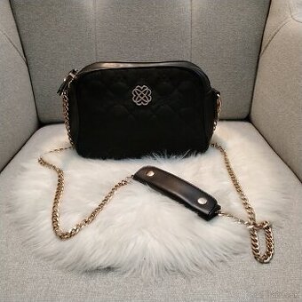 Elegantná čierna prešívaná crossbody kabelka MORGAN