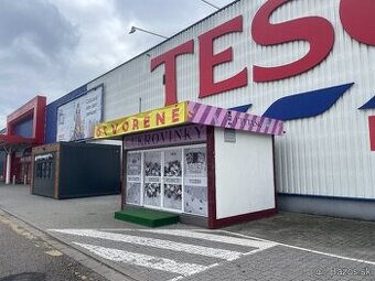 Predajný stánok pred Tescom v Martine