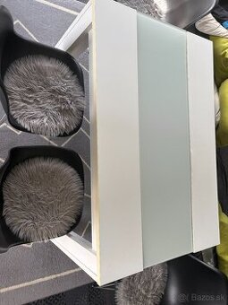 Jedálenský stôl so štyrmi stoličkami