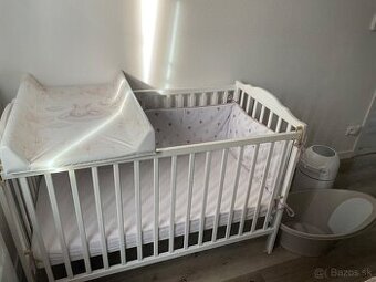 Detska postielka s prebaľovacím pultom