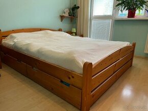 Manželská postel -borovica masív + odkladacie šuflíky