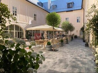 2- izbový byt v barokovom paláci v centre Banskej Štiavnice
