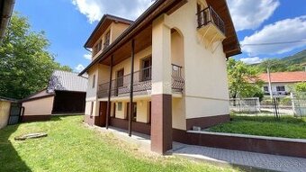 Na predaj zrekonštruovaný rodinný dom s veľkým pozemkom v ob