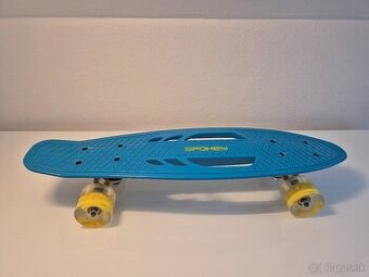 Modrý Pennyboard so svietiacimi kolesami