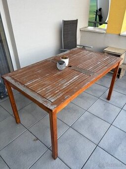 Zahradny dreveny stol