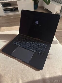 MacBook Air 15" M2 – Midnight, ako nový, ešte v záruke