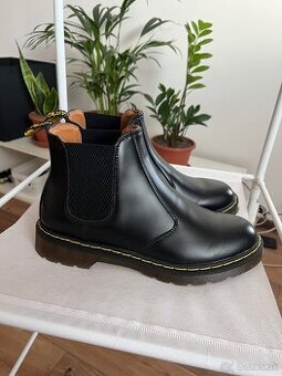 Čierne členkové Chelsea čižmy so žltým prešívaním