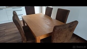 Masívny stôl so šiestimi stoličkami