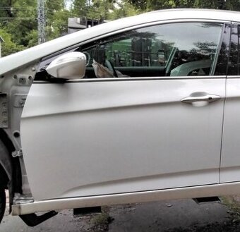 HYUNDAI i40 CW 1.7 CRDi 2015 predám DVERE, TRYSKY 0445110411