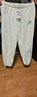 Nove teplaky Nike v. M-L