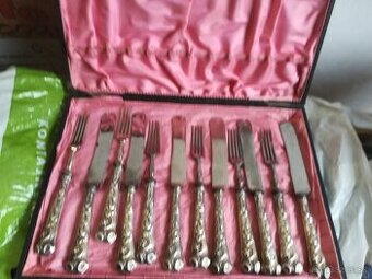 Starožitný príborník