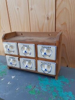 Predám keramické koreničky v drevenej poličke