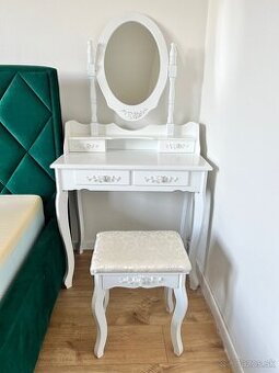Kozmetický stolík so zrkadlom a stoličkou