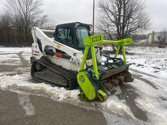 Bobcat T870 s lesnou frezou