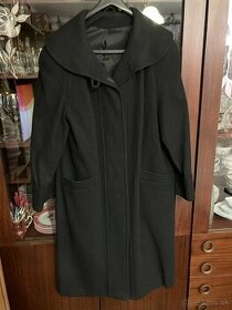 Čierny dlhší vlnený kabát v dobrom stave, veľkosť XL (52)