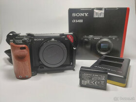 Sony A6400 + klietka, nabíjačka a 2x originál batéria Sony