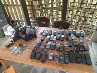 Staré mobilné telefóny a lampy do rádií