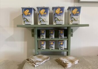 Koreničky s policou