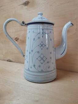 Smaltovaný čajník a konva.