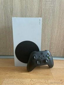 Xbox Series S + čierny gamepad