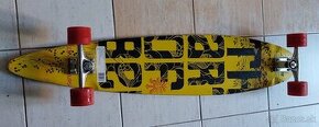 Longboard a skateboard