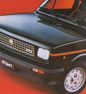 Fiat 127 sport emblém na masku