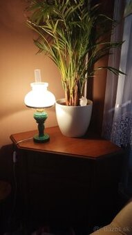 Elektrická retrolampa z malachitového skla