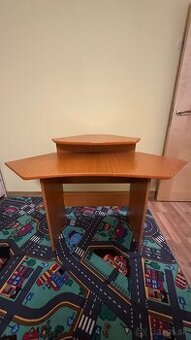 Rohovy stolik na praci s PC