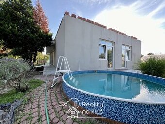 Na prenájom novostavba 3-izbový rodinný dom s bazénom a záhr