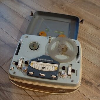 kotúčový magnetofón Tesla SONET B3.